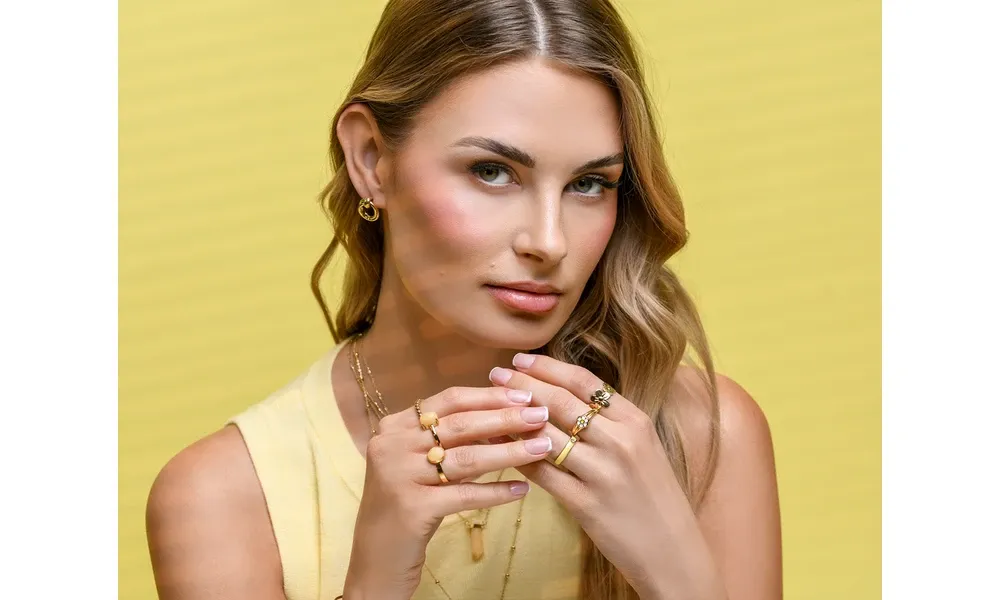 Biżuteria do złotej sukienki różne metale