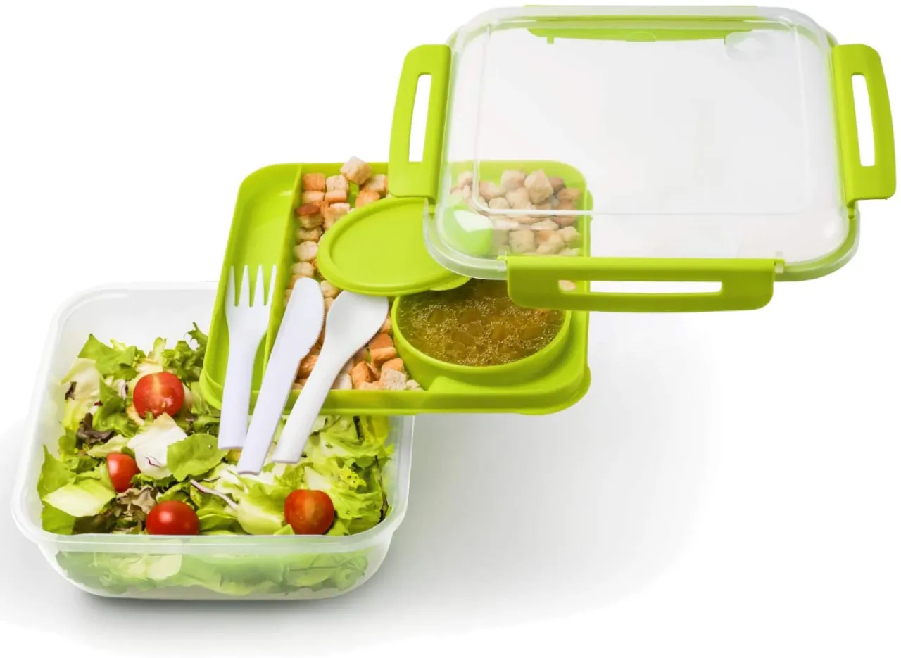 pojemniki na lunchbox z sałatką warstwową