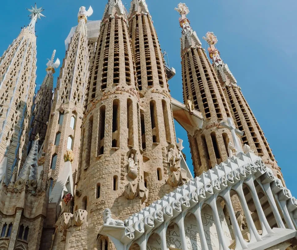 Zdjęcie Sagrada Familia jaki styl: odkryj niezwykłe połączenie architektury