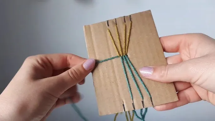 bransoletka z włóczki na kartoniku dla dzieci