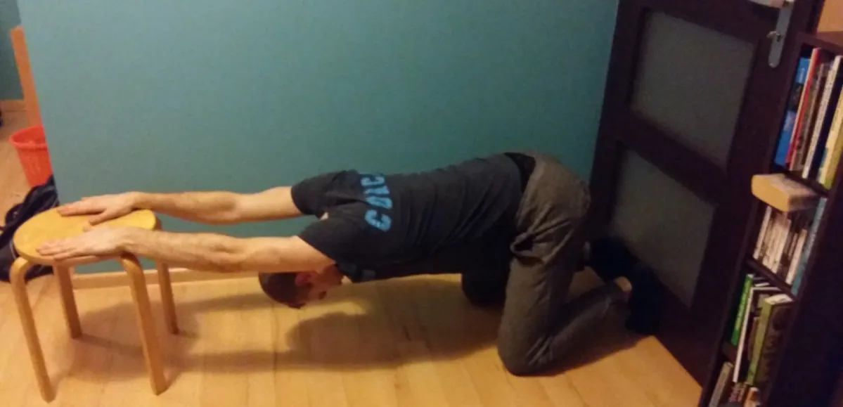 ćwiczenia rozciągające barki krok po kroku