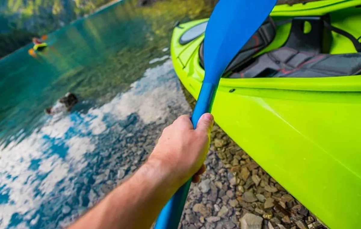 bezpieczne wsiadanie do kajaka dwuosobowego