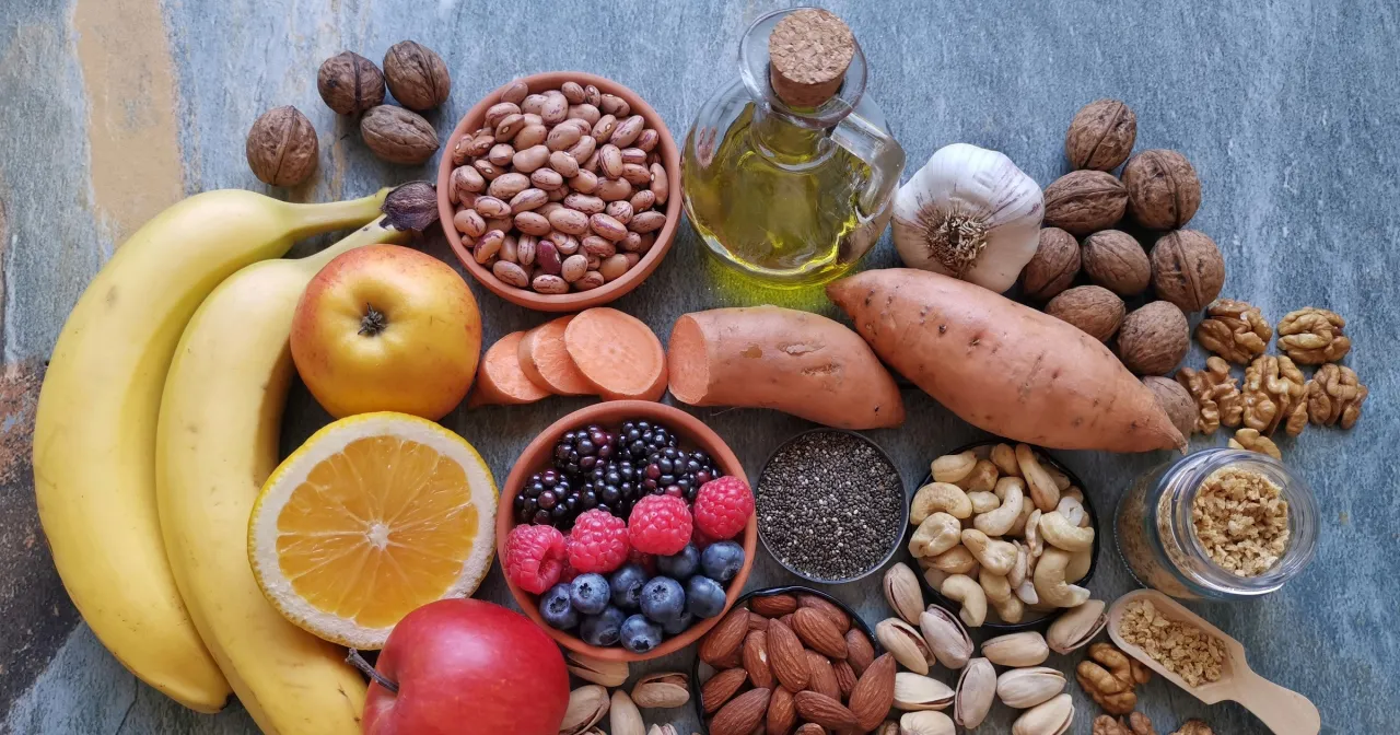 Zdrowe składniki na jadłospis na wysokie tr&oacute;jglicerydy: owoce, orzechy, nasiona chia, bataty, fasola, czosnek i oliwa z oliwek.