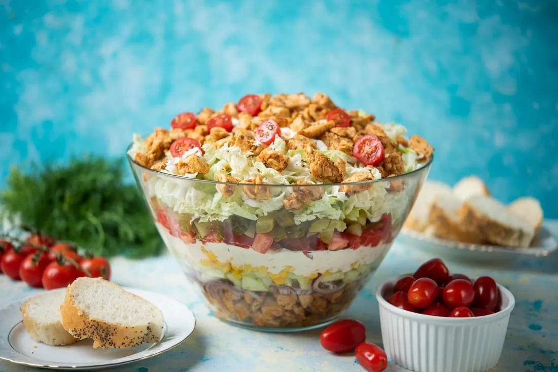 Sałatka gyros warstwy przekr&oacute;j