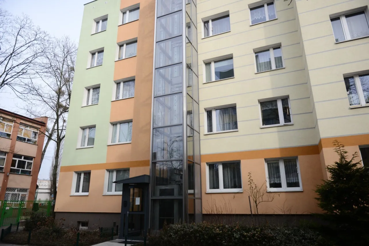 Winda zewnętrzna w bloku mieszkalnym