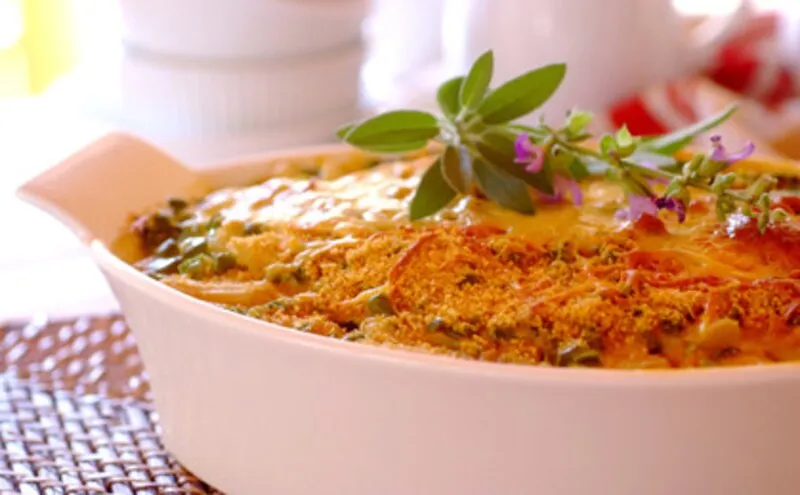 R&oacute;żne warianty zapiekanki ze szparagami (np. z kurczakiem, wege, ziemniaczana)