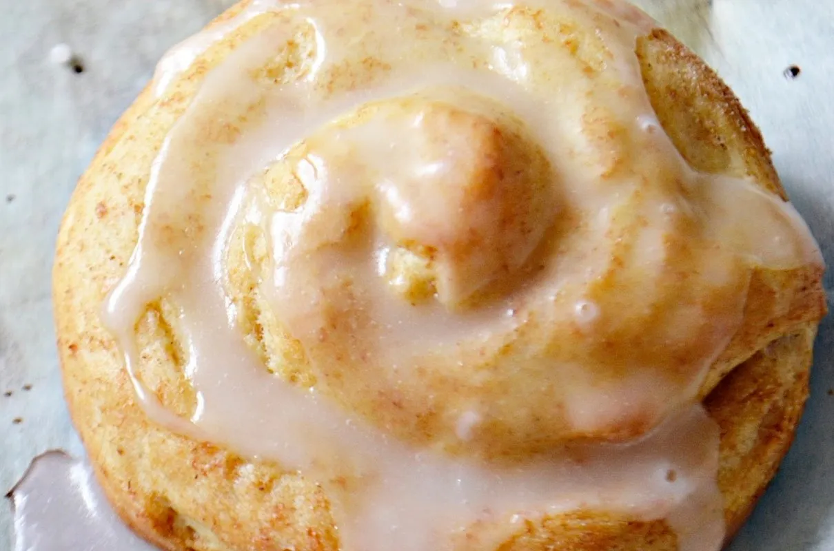 Sznek z glancem, tradycyjna bydgoska drożdż&oacute;wka