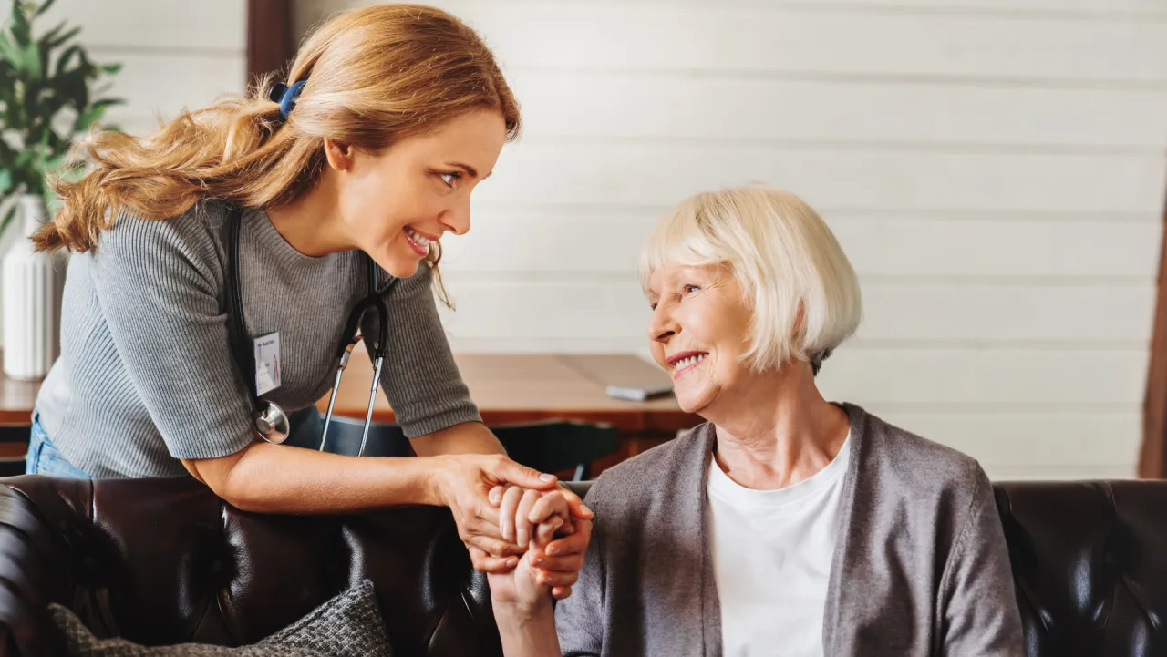 rodzina rozmawia z seniorem o potrzebie opieki