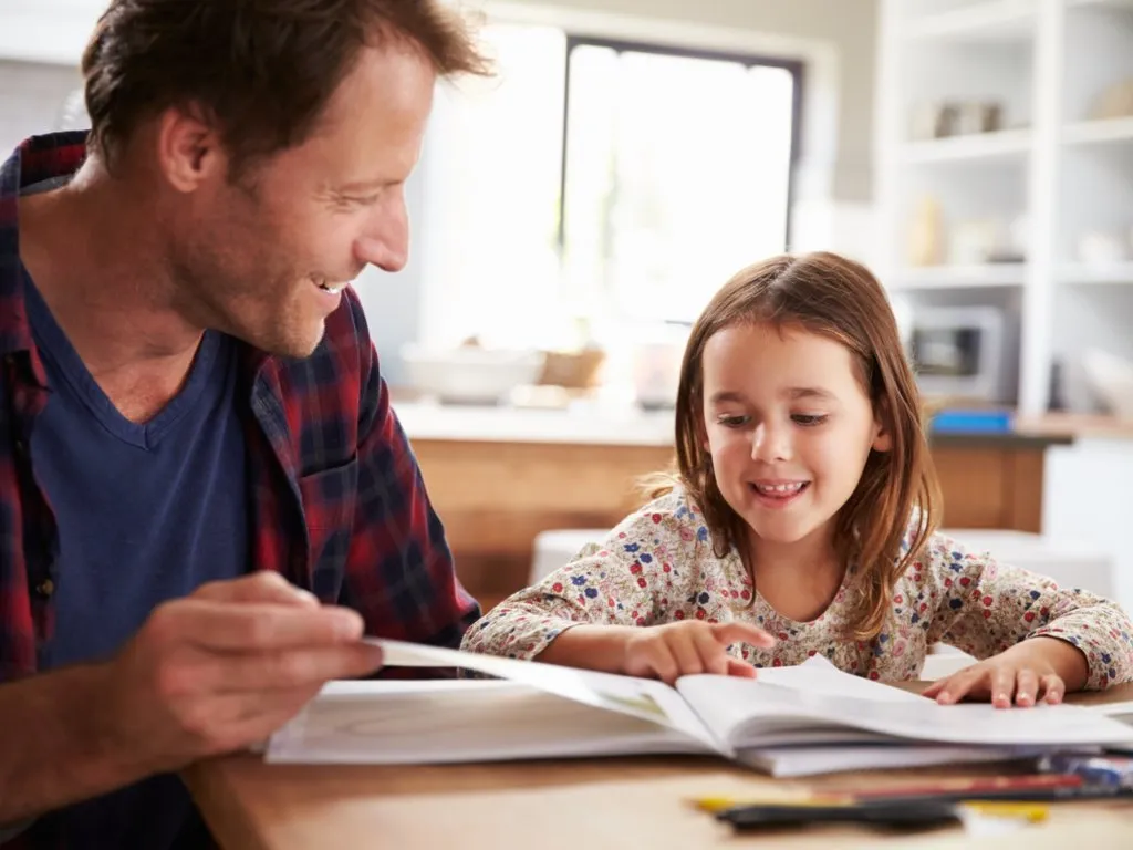 dziecko uczy się w domu z nauczycielem