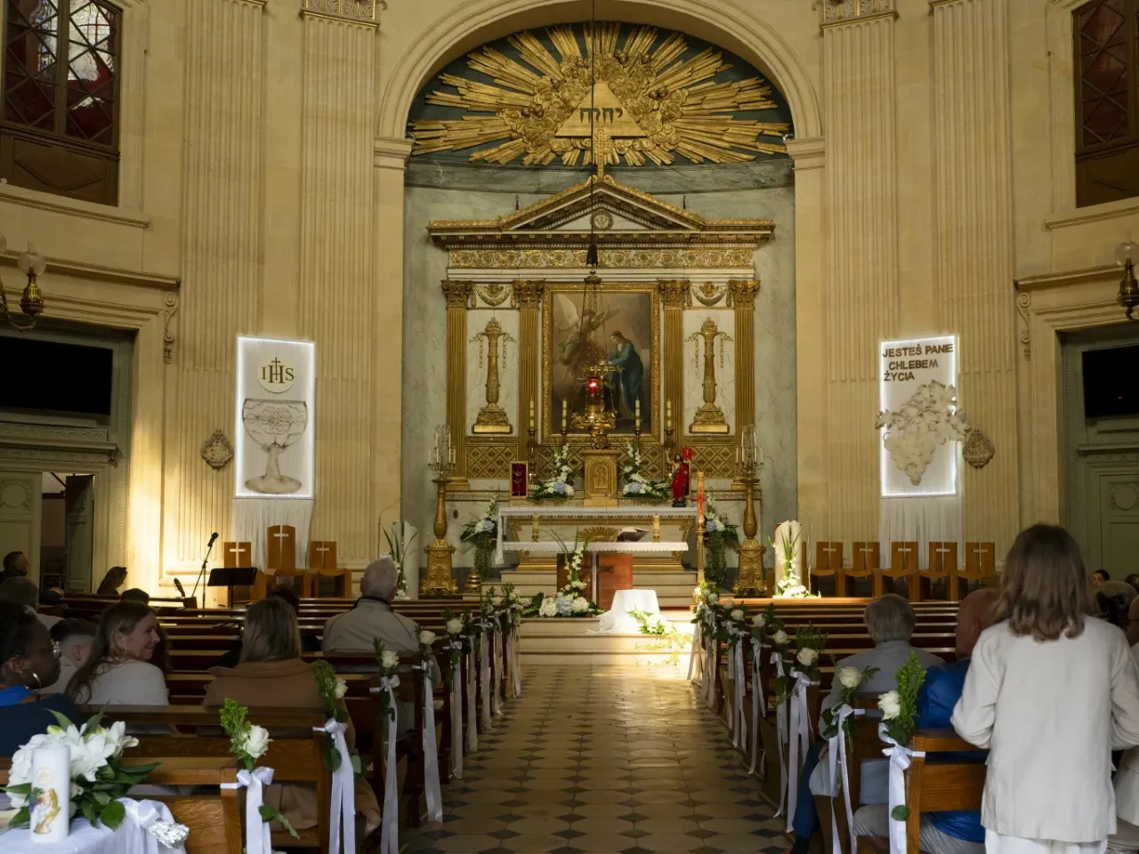 kości&oacute;ł wnętrze symbolika chrzest