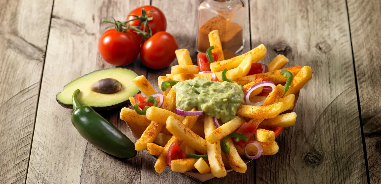 frytki z sosami i przyprawami