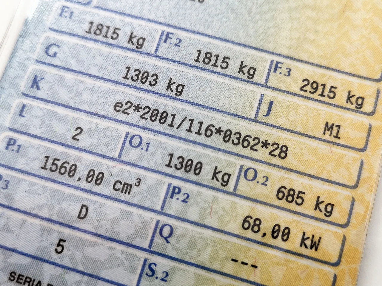 Fragment dowodu rejestracyjnego pojazdu. Widać dane techniczne, m.in. masę 1815 kg, pojemność 1560 cm&sup3;, a także moc 68,00 kW.