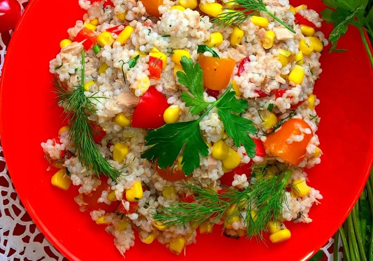 Sałatka z kaszą jęczmienną i warzywami