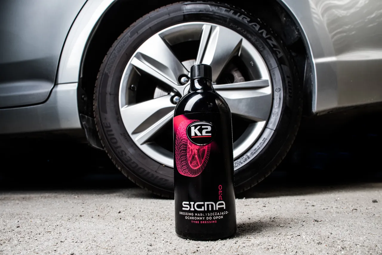 opony nabłyszczone wodą z cukrem