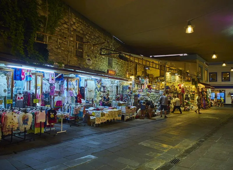 Bodrum bazar tłum ludzie