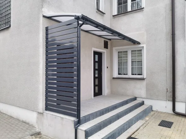 Daszek z poliwęglanu nad drzwiami wejściowymi