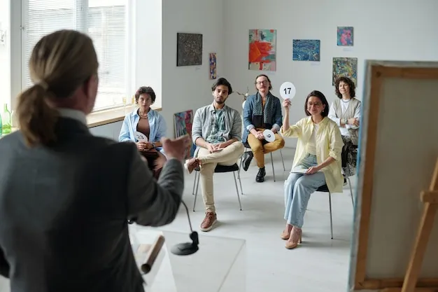 Grupa os&oacute;b słuchająca wykładu o sztuce w galerii