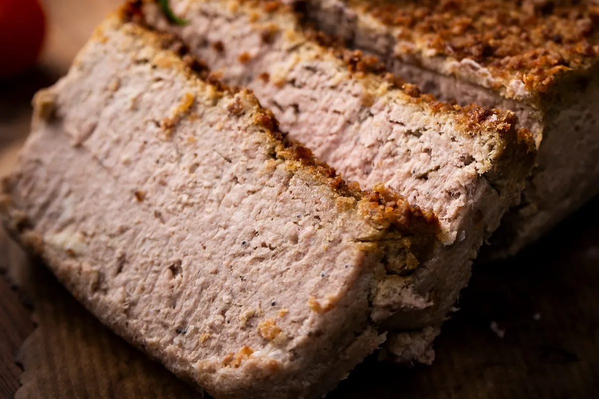 przesolony pasztet podany z neutralizującymi dodatkami