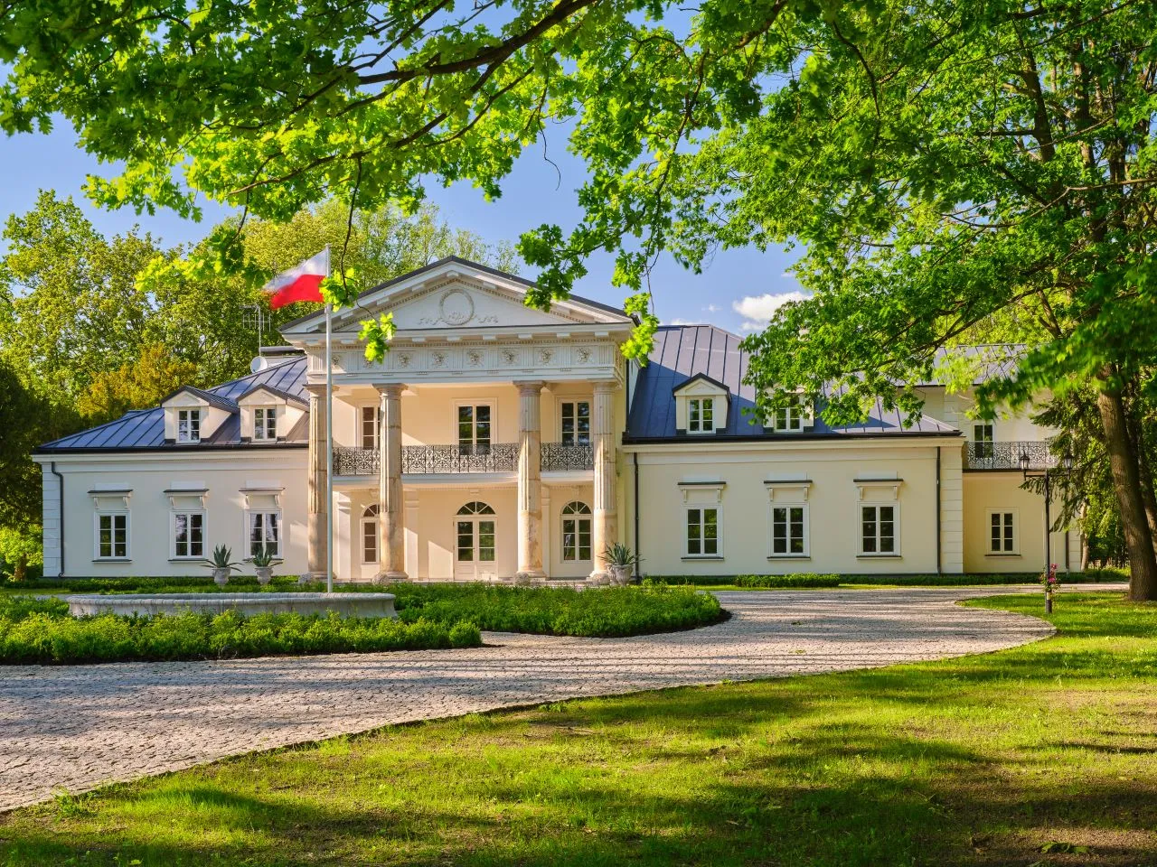 Dwór w Żytnie przed i po renowacji