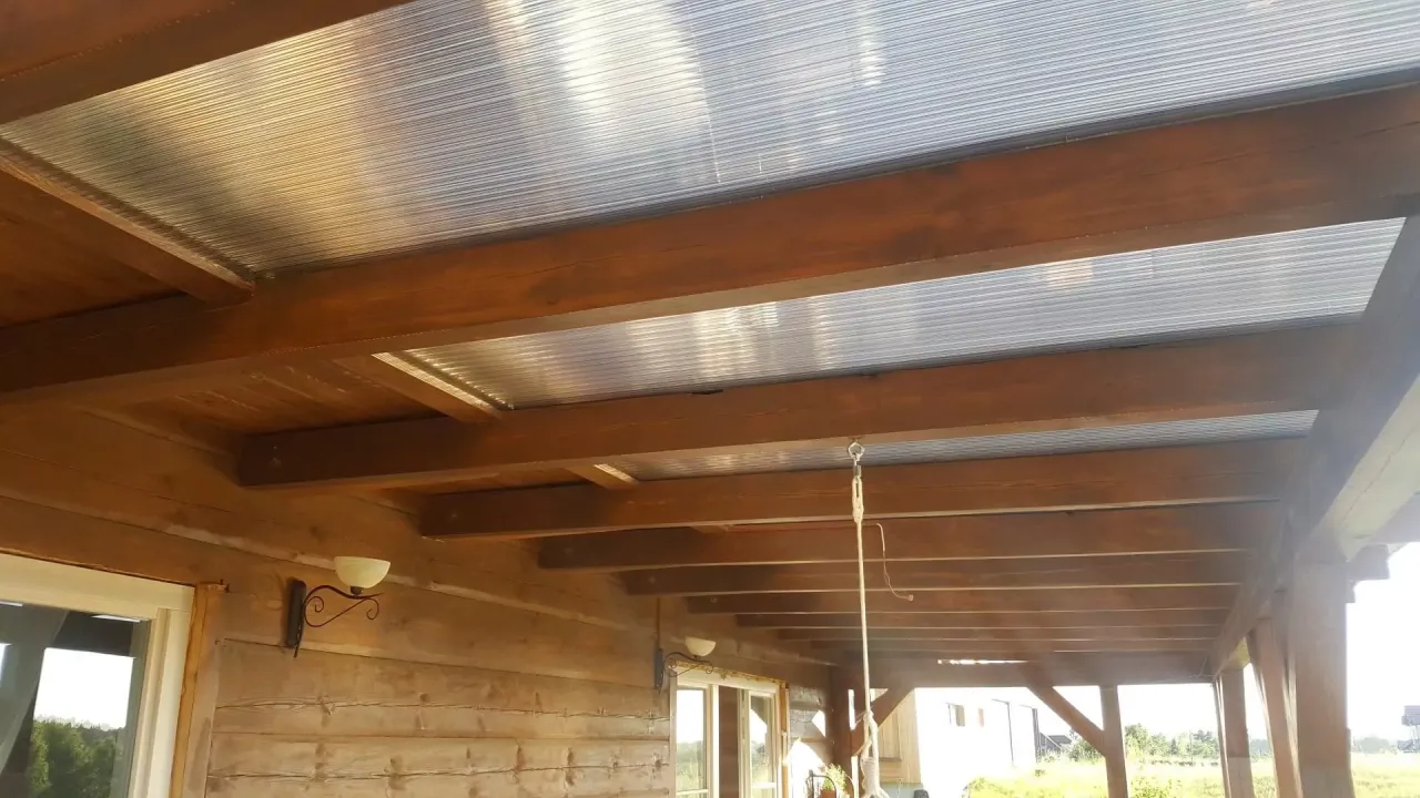 Poliwęglan bezbarwny mleczny dymiony por&oacute;wnanie