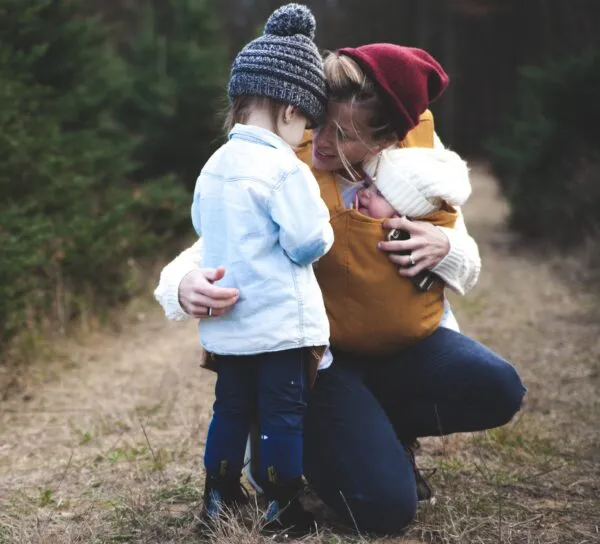 dziecko trzymające się kurczowo rodzica w progu domu