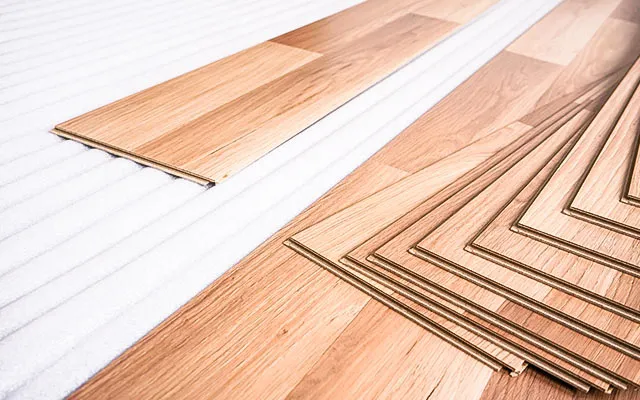 kalkulator paneli podłogowych lub osoba mierząca pok&oacute;j do paneli