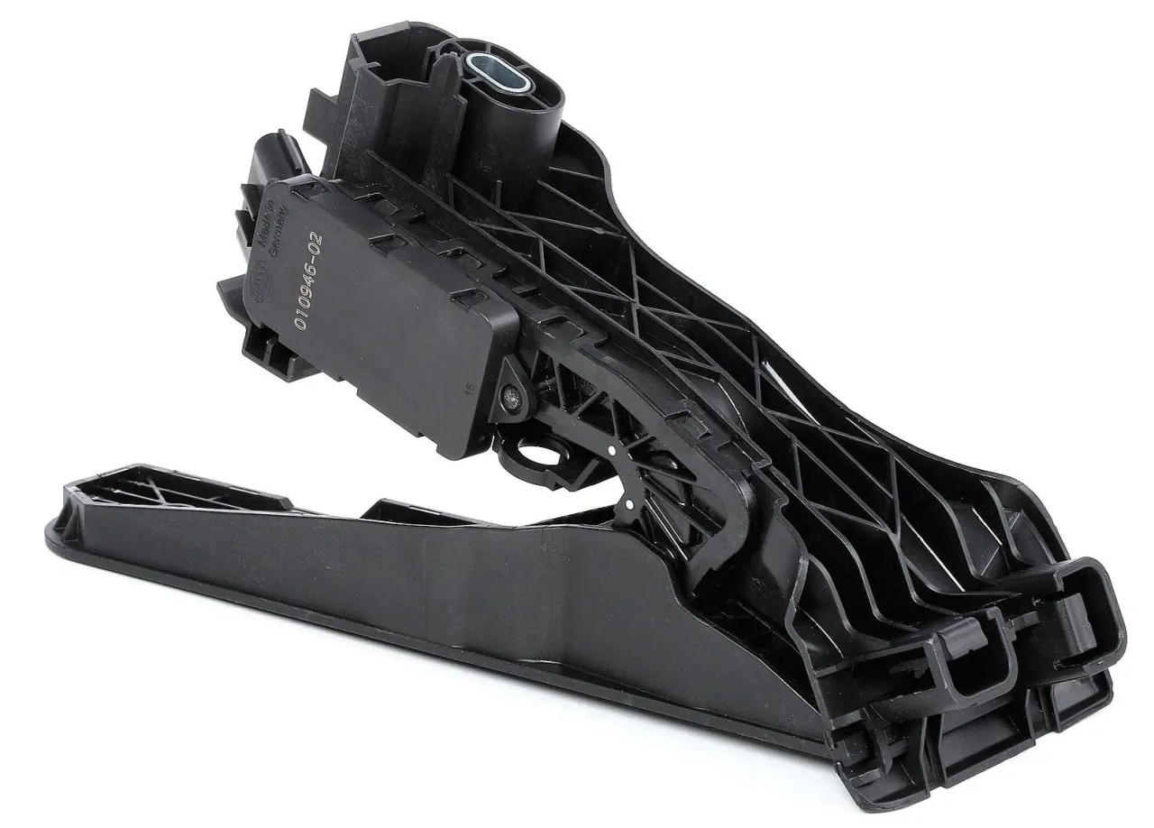 Czarny zesp&oacute;ł pedału gazu z czujnikiem, gotowy do wymiany.