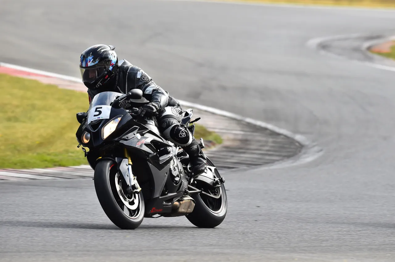 motocykl w zakręcie mazury