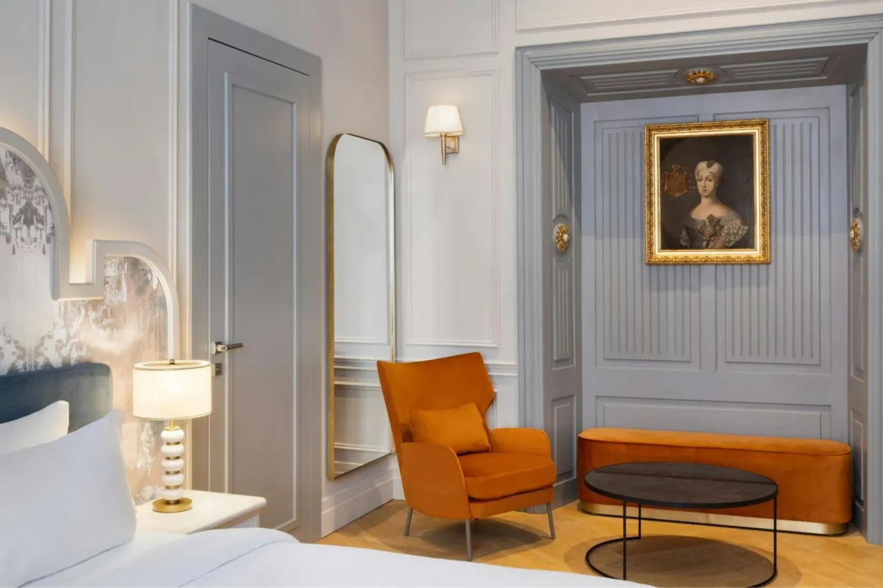 Porównanie hostelu i luksusowego hotelu w Londynie