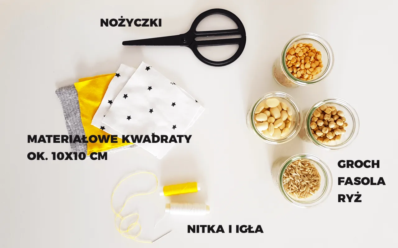 Materiały do stworzenia woreczków sensorycznych DIY: kwadraty materiału, nożyczki, nitka z igłą, słoiczki z grochem, fasolą i ryżem.