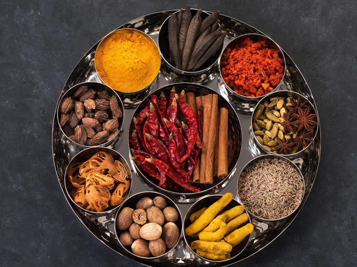 Różne przyprawy indyjskie w miseczkach