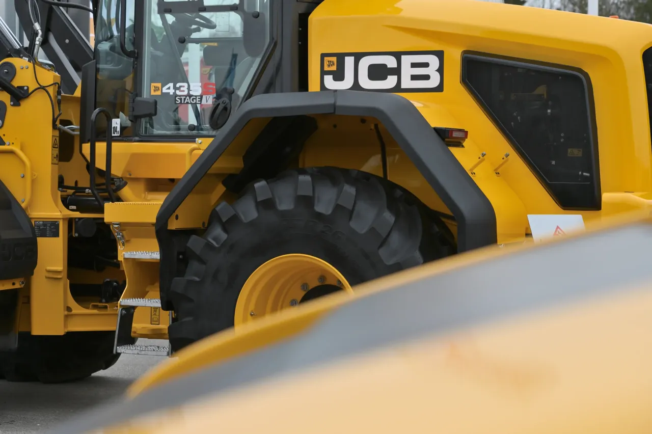 Żółta koparko-ładowarka JCB 435S Stage V, potężna maszyna budowlana.