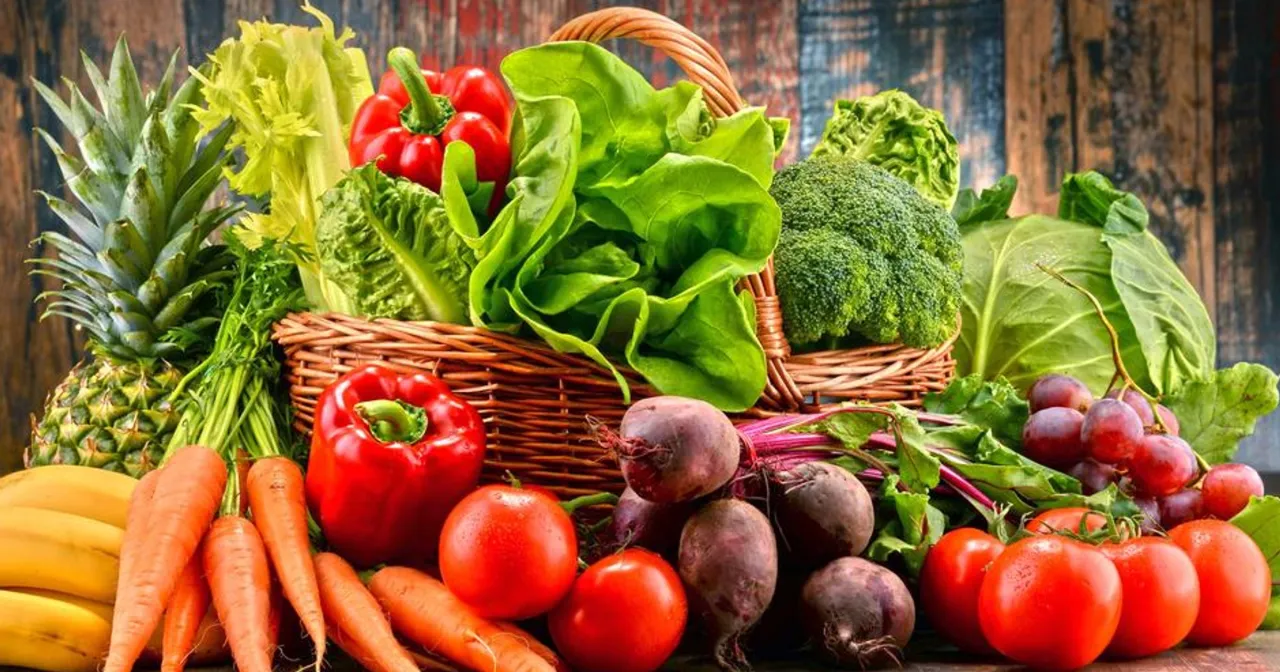 Koszyk pełen warzyw i owoców, idealny na dieta dąbrowska jadłospis na 7 dni. Brokuły, papryka, buraki, marchew, sałata, pomidory, winogrona, ananas i banany.