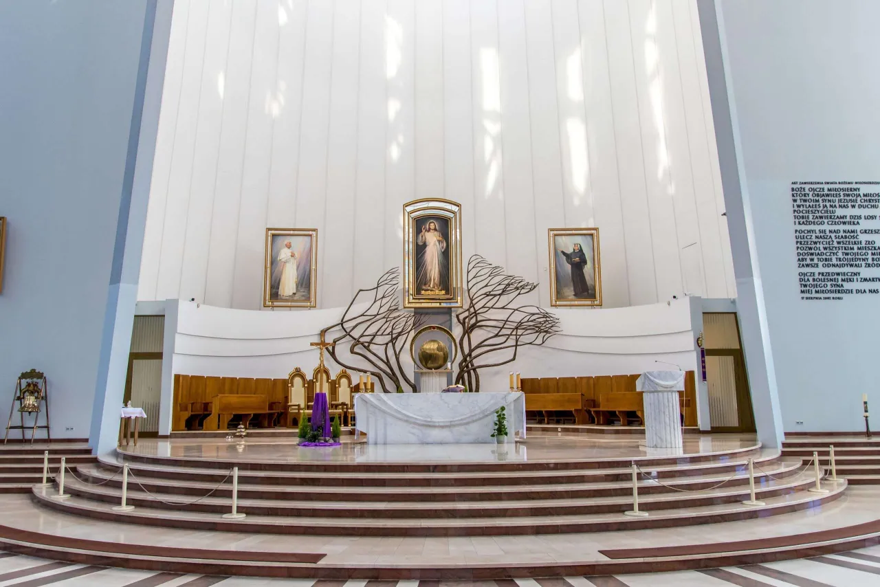Wnętrze Bazyliki Bożego Miłosierdzia w Łagiewnikach