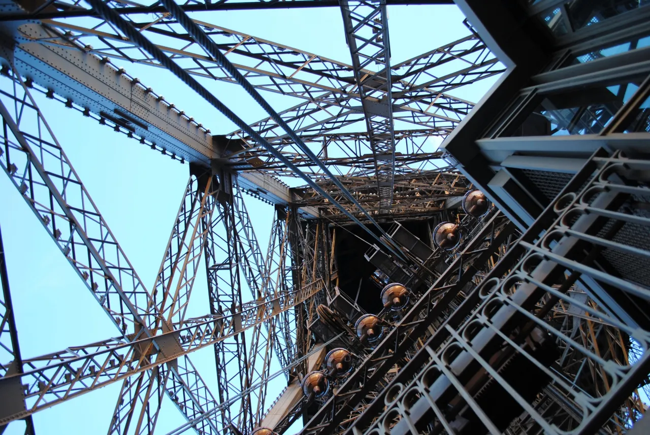 Widok z dołu na konstrukcję Wieży Eiffla. Zastanawiasz się, ile schodów ma Wieża Eiffla? To imponująca budowla!