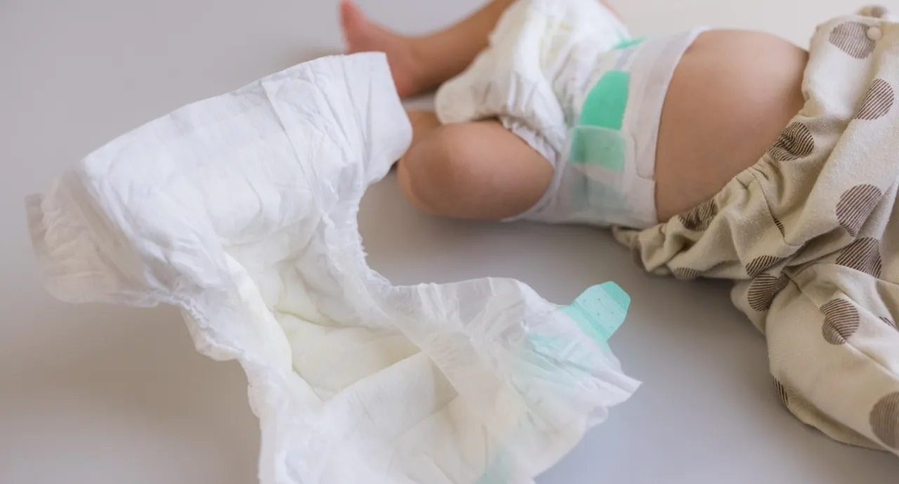 delikatne przewijanie noworodka, technika zmiany pieluchy, obracanie dziecka