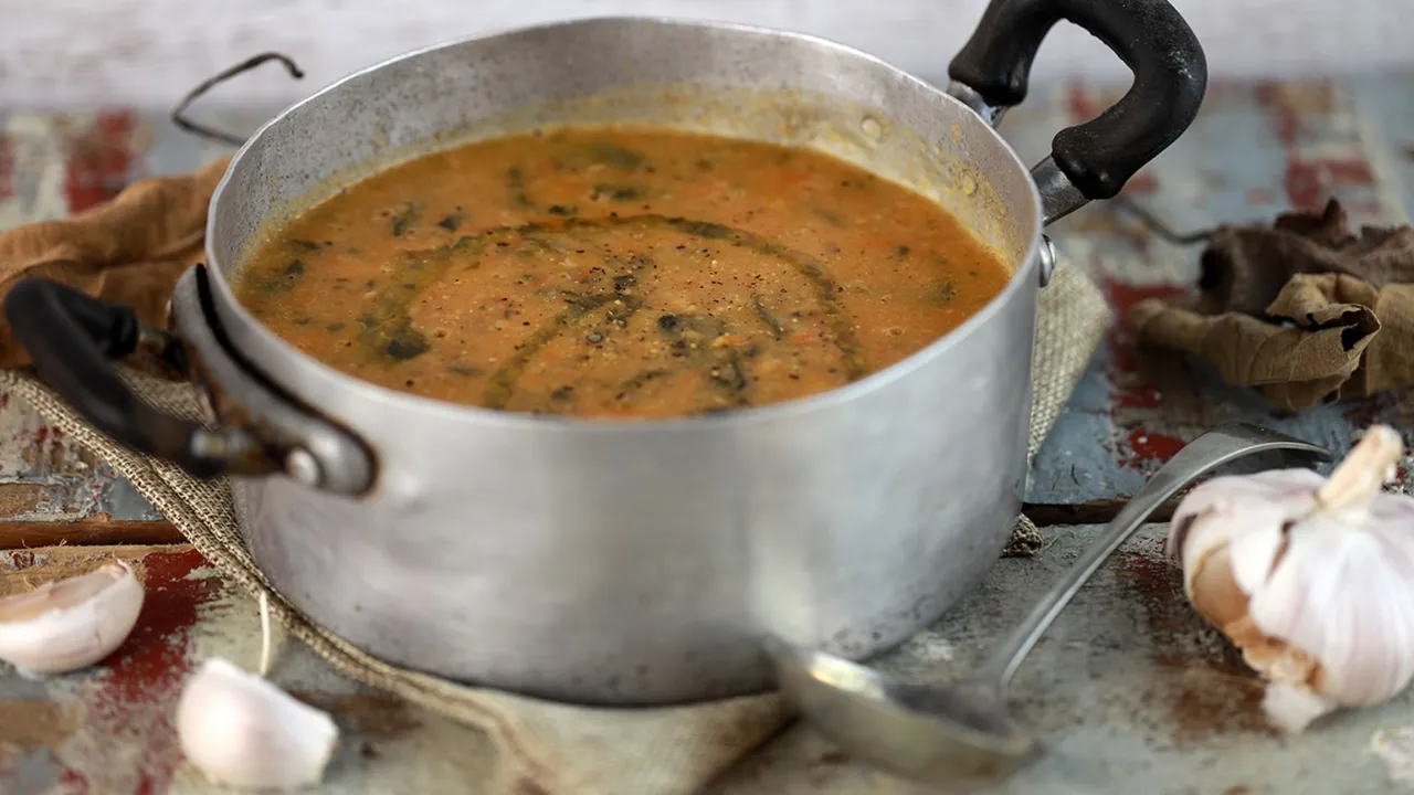 Minestra di fagioli fumante in scodella rustica