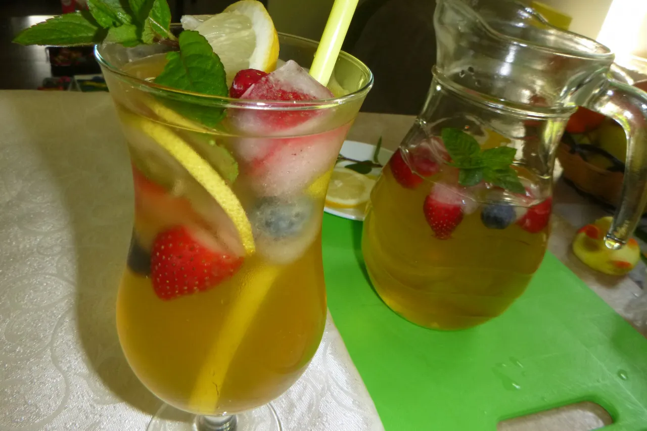 lemoniada miętowa z owocami