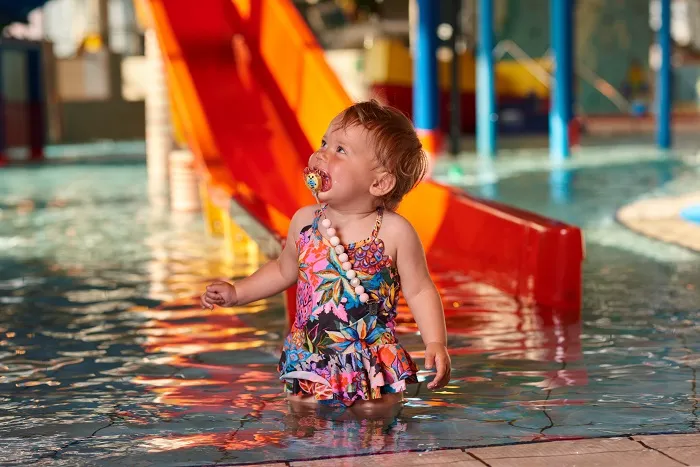 dzieci bawiące się w parku wodnym Kraków