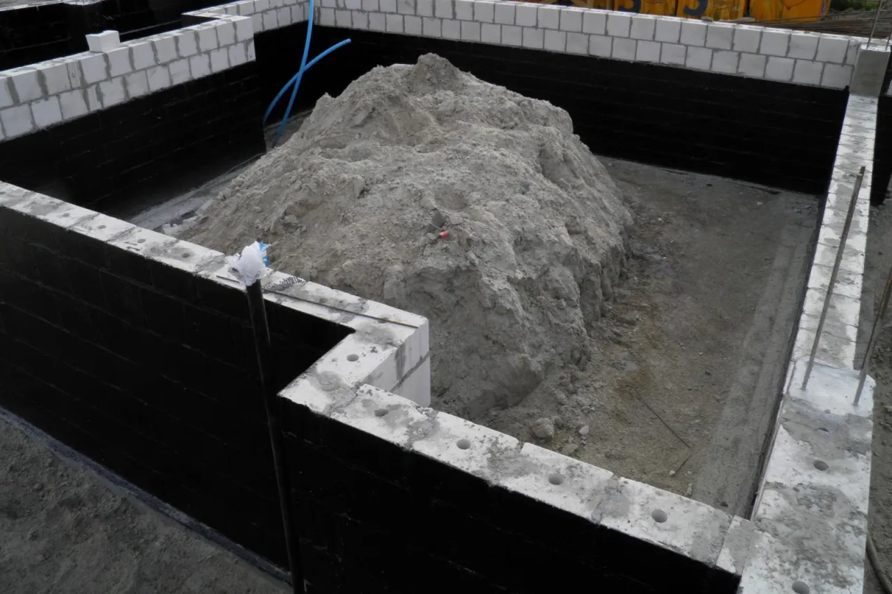 Porównanie materiałów do zasypywania fundamentów