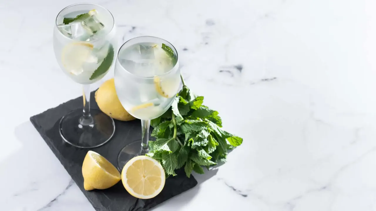 Dwa orzeźwiające koktajle z cytryną i miętą, idealne na letnie popołudnie. Pomyśl o nich jak o Prosecco a Szampan w koktajlach.