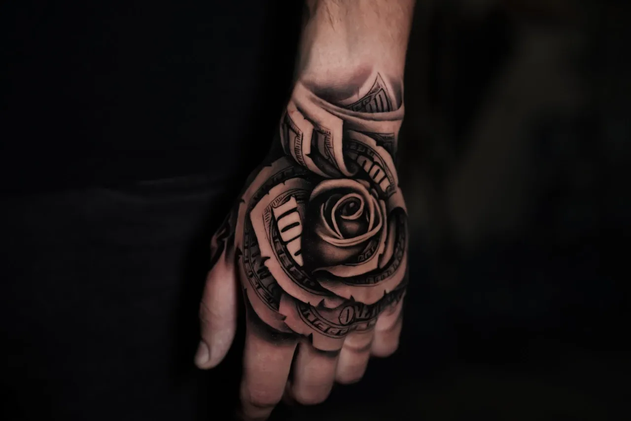 tatuaż na dłoni r&oacute;żne style i umiejscowienie