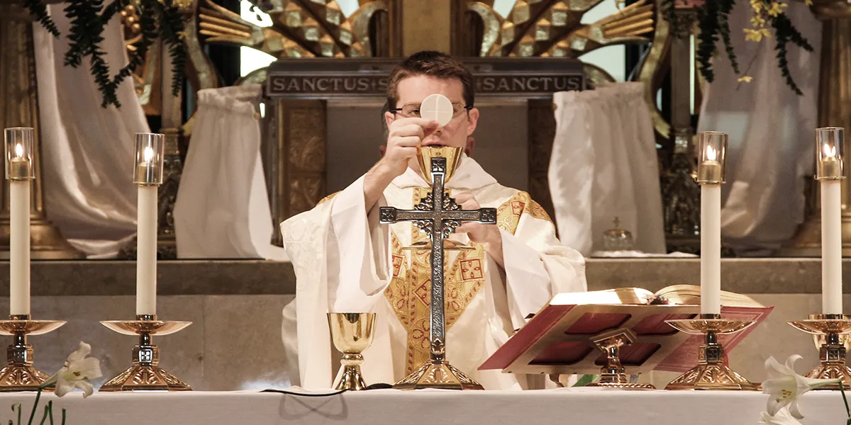 organista w kościele lub goście przyjmujący komunię