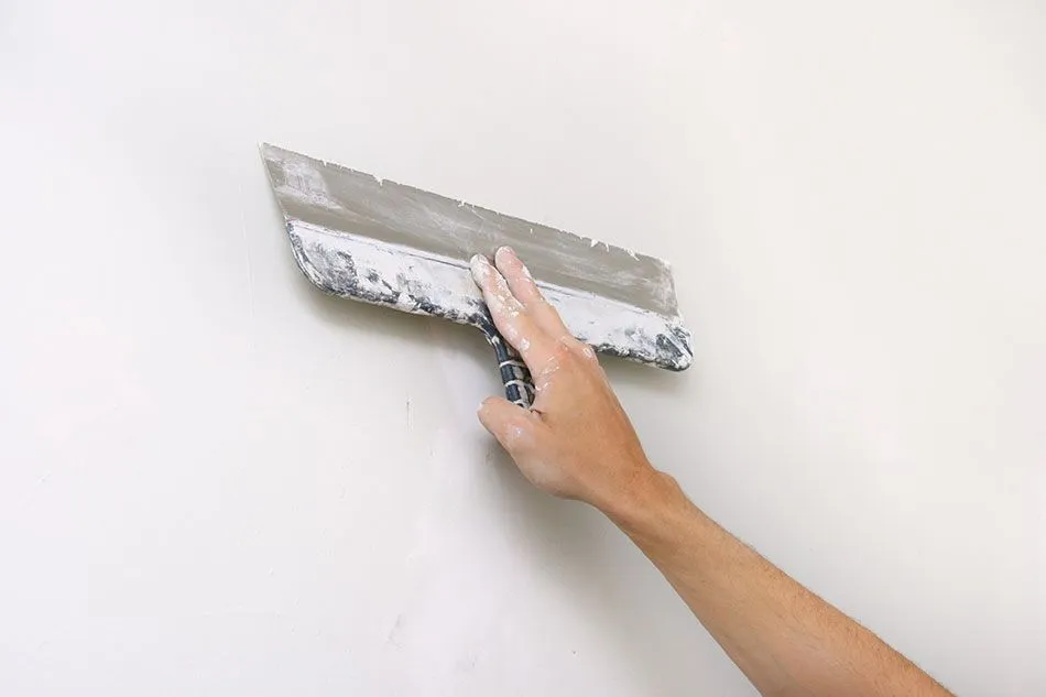 Idealnie gładka ściana gipsowa vs tynkowana