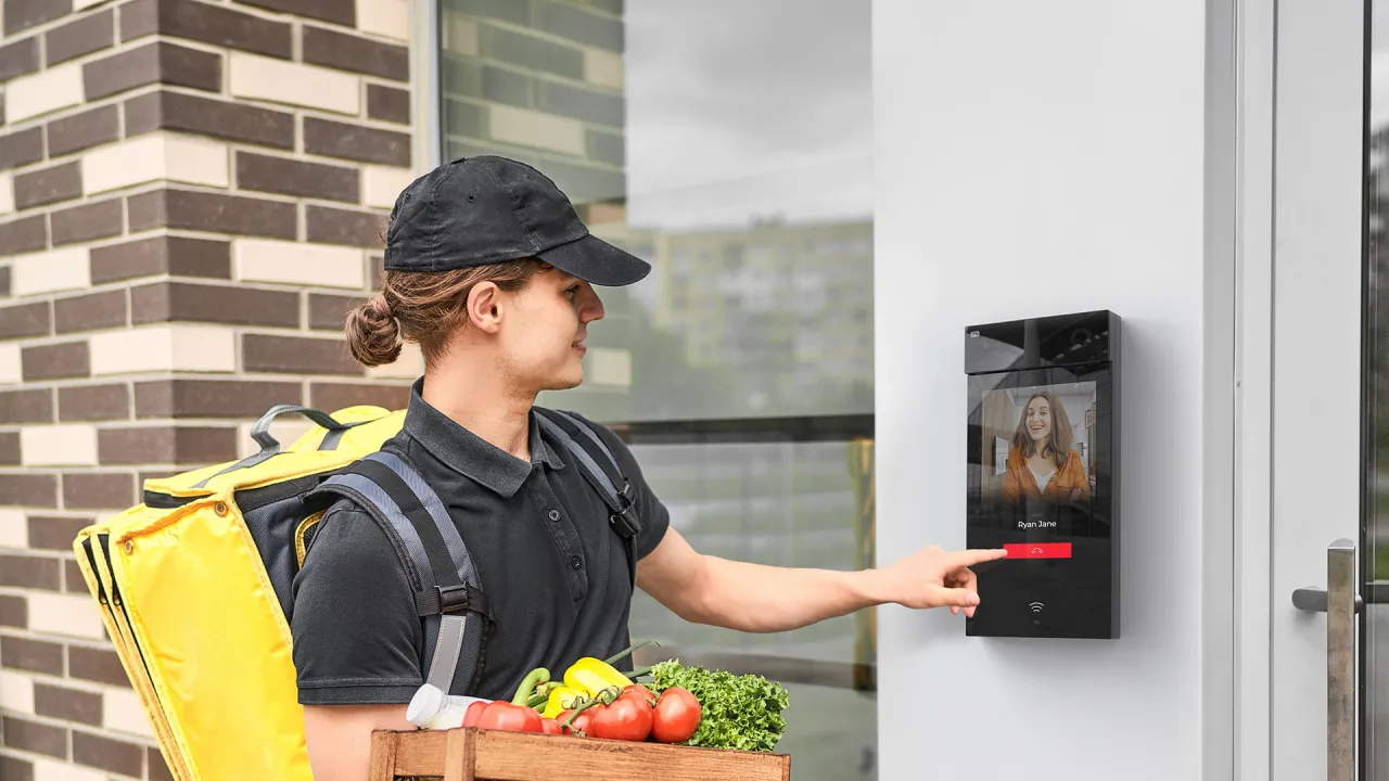 osoba zirytowana hałasem domofonu