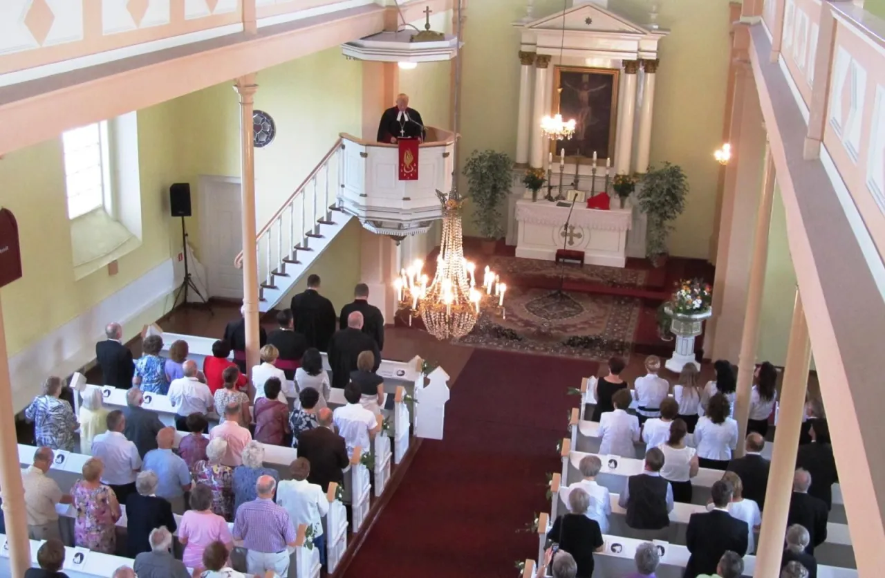 kości&oacute;ł ewangelicki wnętrze nabożeństwo