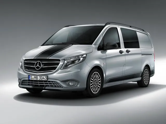 Mercedes Vito W447 na stacji paliw
