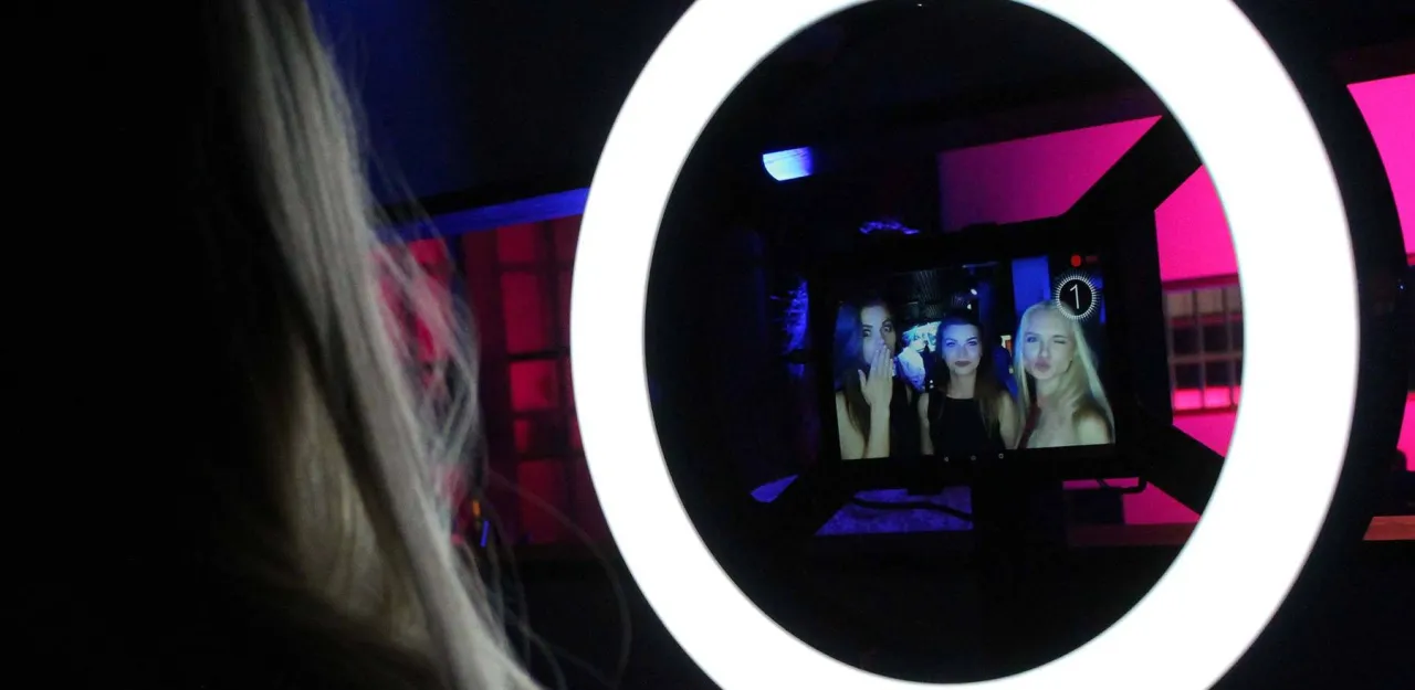 Fotobudka na imprezie studni&oacute;wkowej z młodzieżą