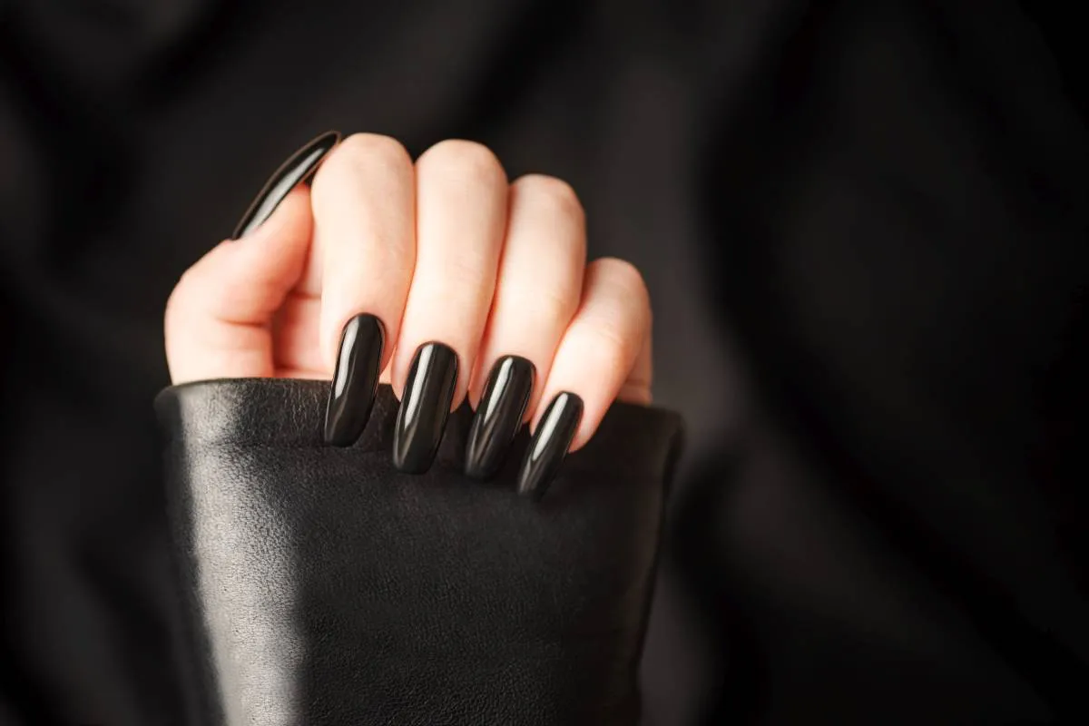metaliczne paznokcie do czarnej sukienki