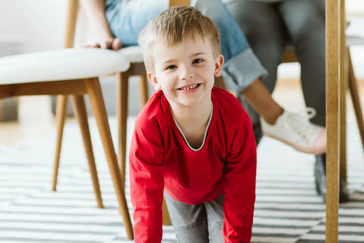 Rodzic dziecka z ADHD uśmiechnięty i spokojny